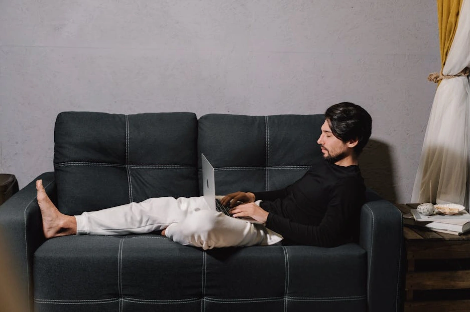 Copywriter píšící na notebooku s poznámkami okolo.