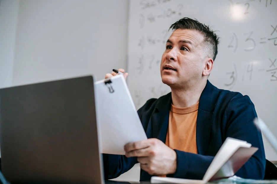 Osoba si vybírá online kurz na tabletu.